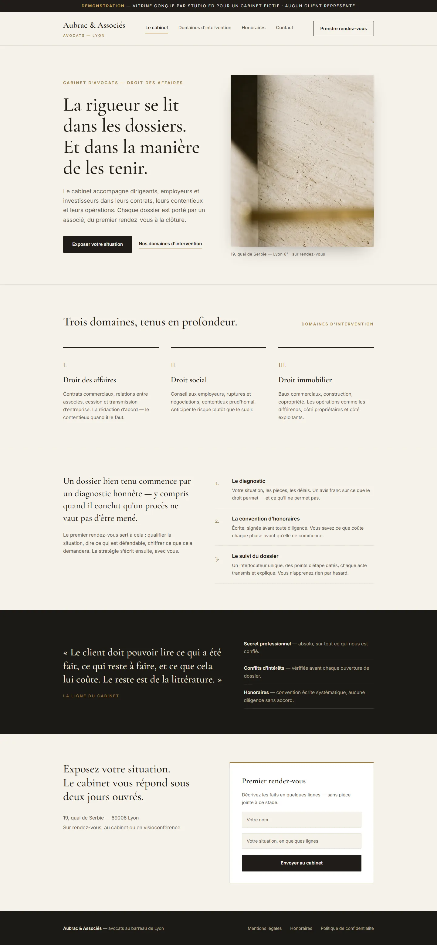 Vitrine de démonstration pour un cabinet d’avocats fictif : page ivoire et laiton, typographie serif, trois domaines d’intervention, bandeau déontologie sombre