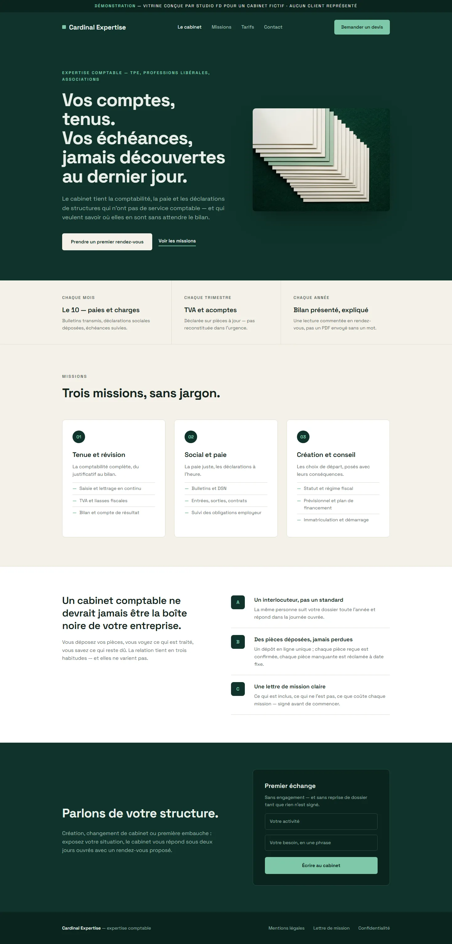 Vitrine de démonstration pour un cabinet d’expertise comptable fictif : entrée vert bouteille, bandeau d’échéances, trois cartes de missions